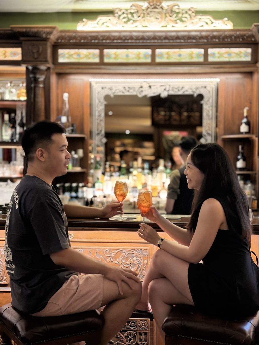 Moody colonial atmosphere with live music at The Gunslinger's Hop jazz bar Jakarta